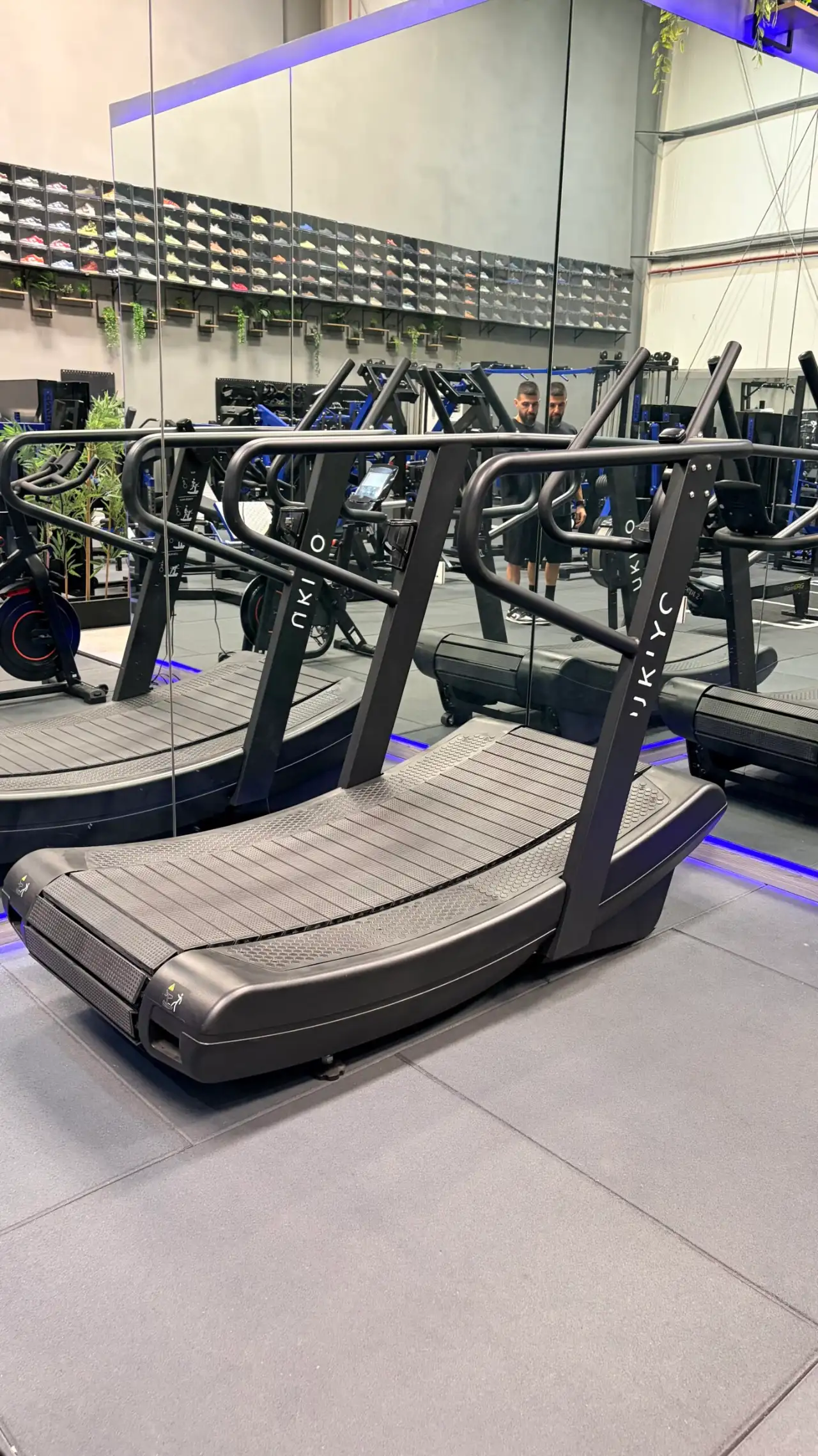 Curved treadmill in the HYROX area